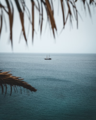 白色的船在蓝色的大海上白天
